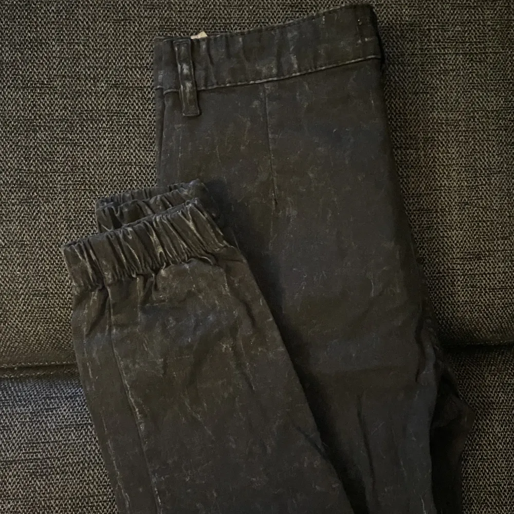 Stentvättade svarta Cargobyxor från Madlady i storlek 36. Bra skick. Kontakta mig för fler bilder. Köparen står för frakt! 💕. Jeans & Byxor.