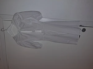 Ny vit klänning :)  - Fin vit sommarklänning med öppen rygg. Aldrig använd. Ny! :) 