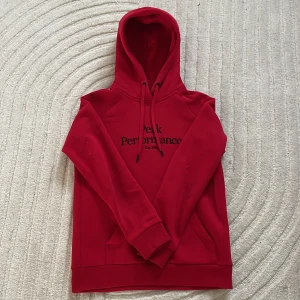 Peak performance hoddie - Säljer en snygg peak performance hoddie i ett jätte bra skick! Köparen står för frakten!☺️