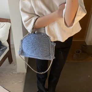 Virkad falabella stella mccartney  - Säljer denna väska som jag virkat själv, liknar falabella från stella mccartney, det tar mig ca 6-7 timmar att göra dessa väskor så därav priset❤️