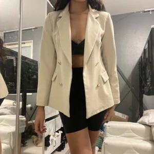 Beige kavaj - Beige kavaj från boohoo, storlek 36