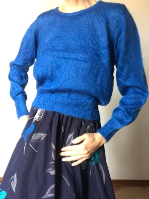 Koboltblå tröja - Blå 70% mohair TRÖJA i djup blå färg. Tröjan är en ganska tunn stickad tröja som ser oanvänd ut. Enkel med mudd i midjan Byst 52cm Längd 54 cm  Ärm 50 cm Axel 8 cm
