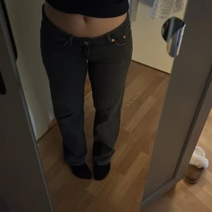 Weekday jeans (gråa) - Säljer mina mörkgråa arrow low jeans från weekday (lågmidjade), w26 l32 🫶🏻 