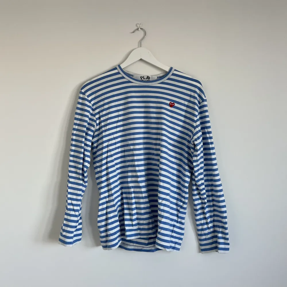Snygg långärmad tröja från Comme des Garçons PLAY-kollektionen. Inköpt 2018. Strl L men passar en S/M. Tröjor & Koftor.
