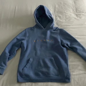 Stüssy hoodie  - Säljer en stüssy hoodie, storlek M på tagg men sitter som en S. Bra och fint skick med en liten slitning på höger armbåge