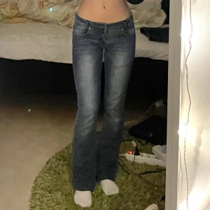 lågmidjade diesel jeans - lägger upp igen pga oseriöst bud! lågmidjade diesel jeans, bootcut. använda några gånger och lappen på insidan är lite lös men det går enkelt att sy. midjemått 76 innerbenslängd 75, dm vid frågor 🤍