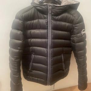 Colmar Jacka - Mörkgrön färg, i fint skick. Strl S. 