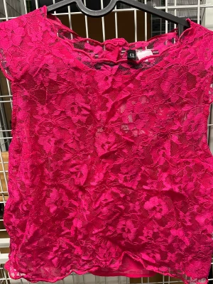 Spetsig topp - Jättefin spetsig topp stl 36.  Köpare står för frakt 