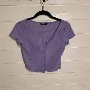 Fin liten blus - Fin lila blus/ kofta i tunnt material. Kort i midjan och passar att ha som magtröja eller som en liten kofta. 