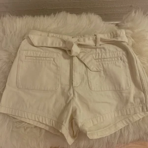 Fina ljusa jeansshorts  - Fina jeansshorts med snörning i midjan för änskad passform! Perfekt för sommaren! Knappt använda superfint skick! Lite små i storleken!