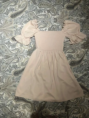 Beiga sommarklänning  - En fin beiga klänning storlek xs märke är shein. Har använt en gången men syns iget märke av det.