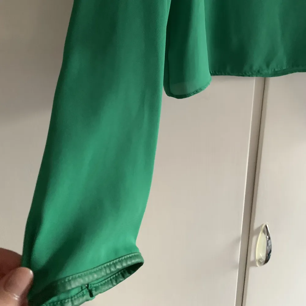 Blus i en härlig grön färg från Zara i storlek medium men är mer en XS/S  . Blusar.
