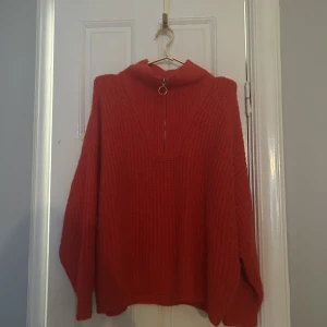 Röd stickat tröja Carin Wester  - En röd stickad tröja från Carin Wester. Inköpt denna höst/vinter och är storlek m. Sparsamt använd. 
