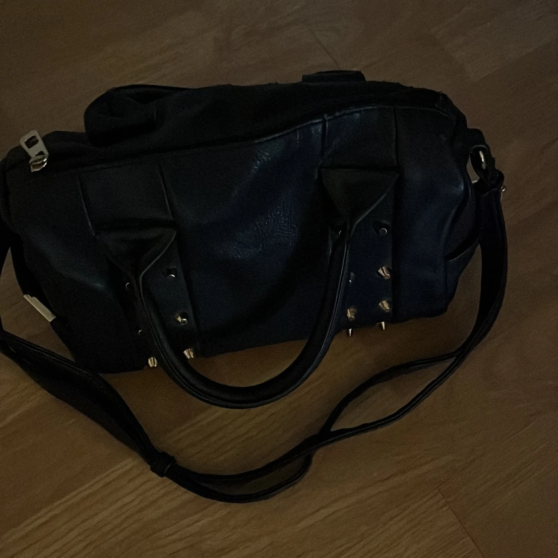 Väska med nitar  - 90