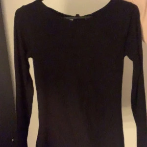 Tröja med öppen rygg  - Säljer denna tröja från Cubus med öppen rygg! Storlek XS och tror inte den finns att köpa på deras hemsida längre  Superfin tröja men är tyvärr för liten  Använd 1-3 gånger  Säljer för 100+ frakt eller bud