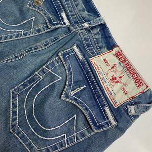 True religion jeans i bra skick  Väldigt snygga straight passform storlek 34