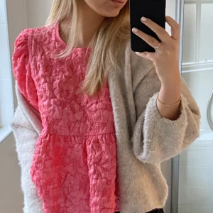 Rosa blus - Söt rosa blus med textur. Köpt för ca 1 år sedan men aldrig använd. Ordinariepris: 450kr Frakt 66kr