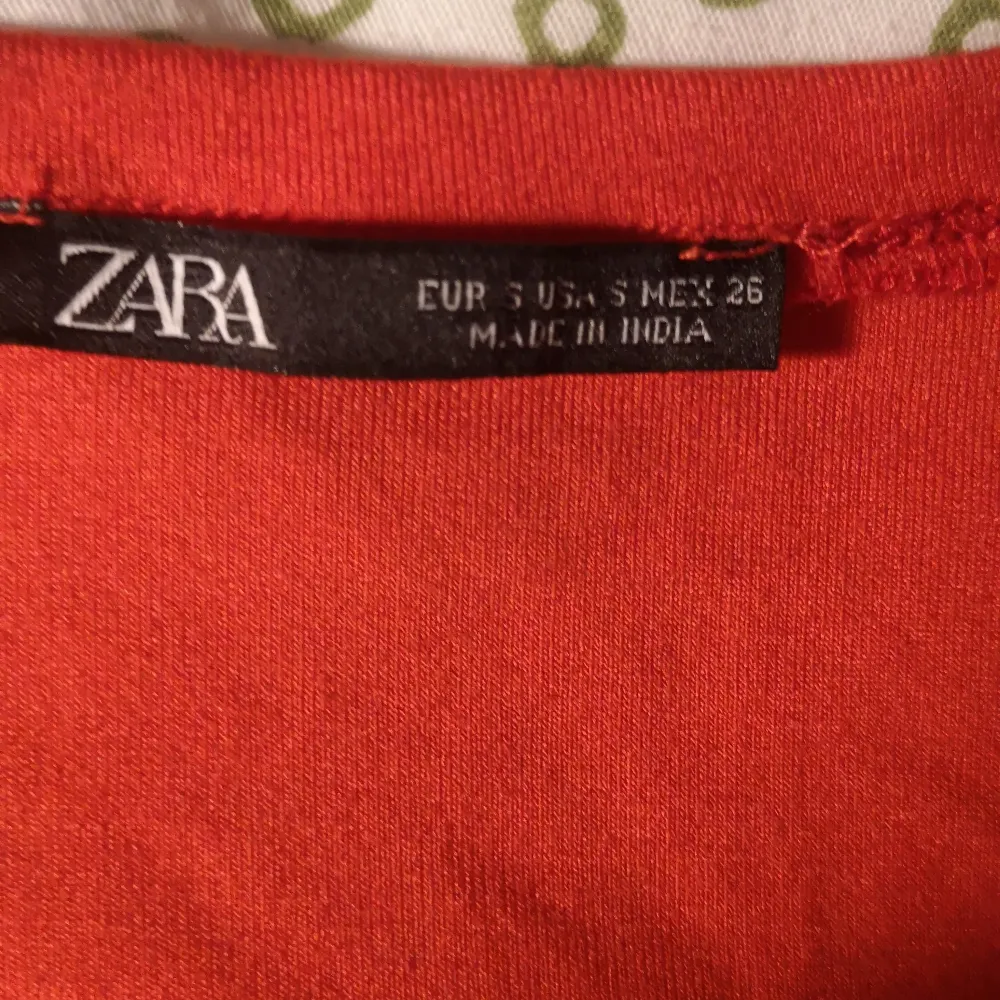 Orange/Röd medellång ärmad tröja från Zara, aldrig använd så den är i bra skick . Tröjor & Koftor.