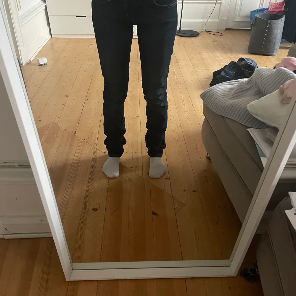 Jättefina jeans från cos, vet tyvärr inte storleken men passar mig perfekt som vanligtvis har 36 eller 38 och är 165 cm lång. . Jeans & Byxor.