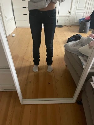 Mörkblåa jeans från COS - Jättefina jeans från cos, vet tyvärr inte storleken men passar mig perfekt som vanligtvis har 36 eller 38 och är 165 cm lång. 
