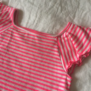 Randig sommartopp💗 - En jättegullig randig topp som är jättefin till sommaren💗Toppenskick, passar både xxs-s beror på hur man vill att den sitter💗