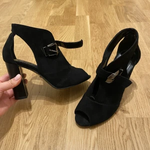 Klack skor - Helt oanvända svarta klackar i mockaimitation. Säljer på grund av för stora i storleken. Har storlek 35 men är som 36
