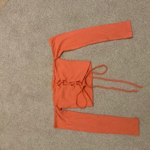 Fashionnova offshoulder croptop - En offshoulder tröja med snörning i ryggen, knappt använd, i nyskick, persiska färgad, i storlek s💓