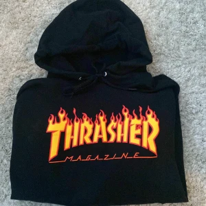 Thrasher Hoodie  - Som nytt skick, nästan aldrig använd. Säljes då den inte kommer till användning. Storlek Medium. 