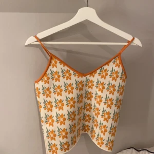 Topp från zara🧡 - Oanvänt linne med orangea blommor på, väldigt bra material, stickat typ. Prislapp kvar💋