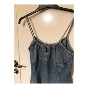 Cute jeansklänning  - Ärligt en sorg att den här är för liten för mig haha. Verkligen superfin jeansklänning, köpt i London och mkt fin kvalité, mjuk o skönt tyg! 🫶