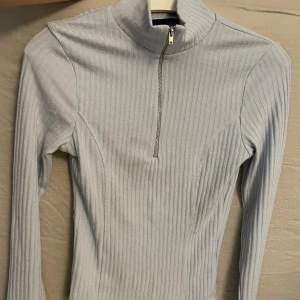 Blå tröja  - Blå tröja från Ginatricot, använd fåtal gånger. 