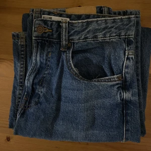 Bershka ‘90’s wide byxor - Jag bar inte så mycket, kanske en eller två gånger. i mycket bra skick och har en uppriven plats på varje ben. Vänligen meddela innan du köper den eftersom jag bara tar min via swish. 💗