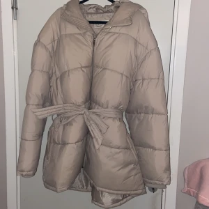 Puffer jacket  - Säljer min nya puffer jacka som är för stor för mig använd 2 gånger endast och köpt på Nelly för 799kr