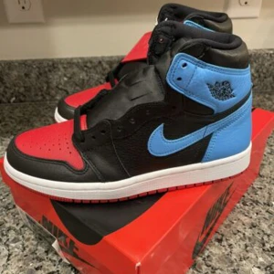 Air Jordan 1 UNC To chi - Säljer dessa skor för jag inte använder dom längre. Har liten skada under skon men Inge vatten eller smuts kommer in. Nypris är 5000kr 