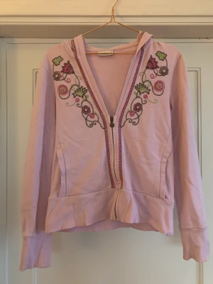 Vintage kofta - Jätte söt vintage kofta i storlek M, köpt för 300kr säljs då den inte används 💕