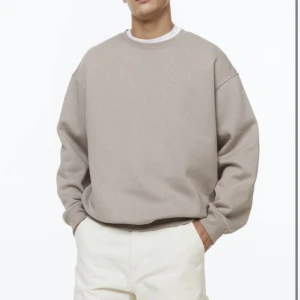 Sweatshirt  - sweatshirt från hm, storlek s i herrmodell. modellen är som första bilden, färgen är dock som andra (med blixt) och tredje bilden (utan) 💛