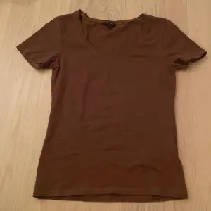 Brun T-shirt, inte använd.
