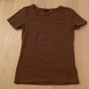 Brun T-shirt  - Brun T-shirt, inte använd.