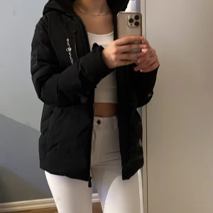 Sail racing jacka  - Säljer min sail racing jacka som är helt ny har aldrig använt, fick den present av en vänn, den är i storlek 160 men passar mig som bär storlek s och xs ❤️