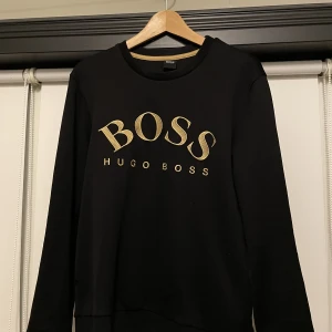 Hugo boss crewneck  - Skick: 6/10 finns ett litet hål men de syns ej (kom privat för bild) Storlek: medium 