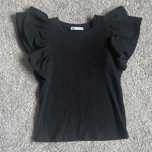 Tröja med volanger  - Tröja med volanger från zara. Använd fåtal gånger och är i bra skick❤️köparen står för frakten 