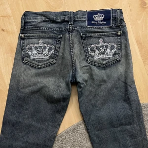 Victoria Beckham jeans - Säljer mina bootcut Victoria Beckham jeans som tyvärr är för små för mig, dom är i storlek 25 och har ”diamanter” på kronorna på fickorna. Inga av diamanterna fattas och dom är i jättefint skick💗💗 Köp direkt för 700kr plus frakt🫶🏼