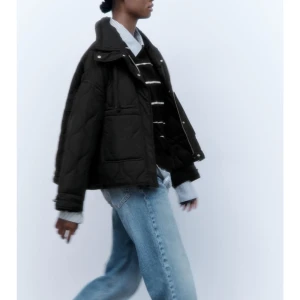 Quiltad jacka ZARA stl xs, 34 - Säljer min jacka från ZARA köpt hösten 2022 i storlek xs, 34. Använd 1 gång.  Nypris 699 kr. Säljer för 400 kr.