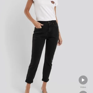 Jeans  - Från NA-KD i strl 36. Inte använda. Går vid naveln 