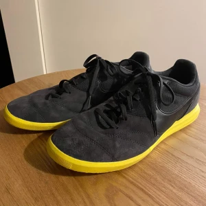 Nike premier inomhusskor stl 41 - Tja säljer mina inomhusskor då de ej kommer till användning längre.