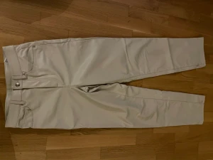 Läderbyxor  - Läderbyxor som är beiga. Superfina raka jeans älskar dem är typ fodrade så bra för vintern älskar dem. Säljer för dem inte är min stil längre. Kontakta vid frågor💋