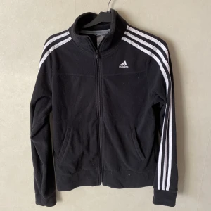 Fleecetröja från Adidas Strl. S - Mjuk och skön.