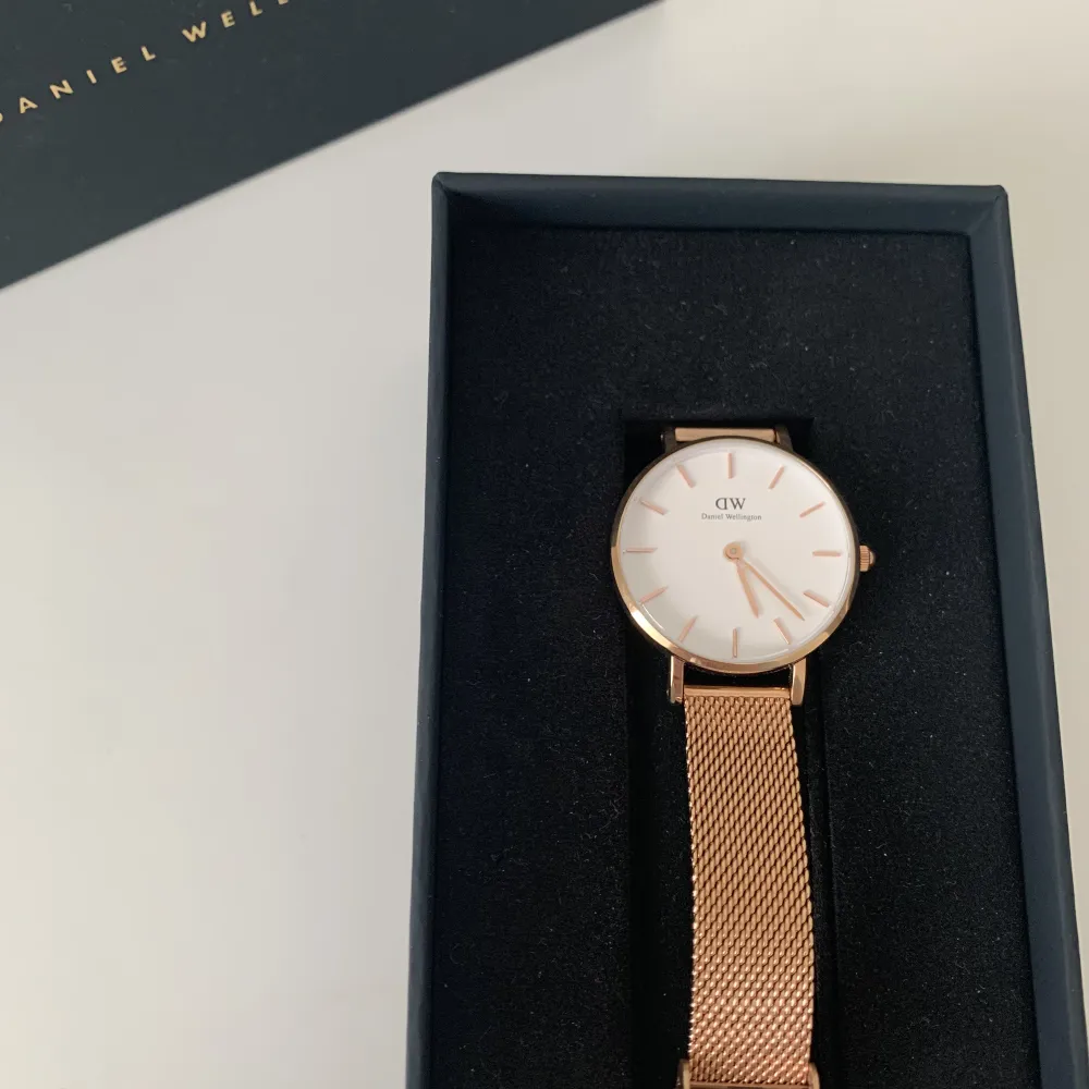 Daniel Wellington PETITE MELROSE, en snygg roseguldklocka. 24mm. Nypris 1699kr. Mycket sparsamt använd. Kartongen medföljer.. Accessoarer.