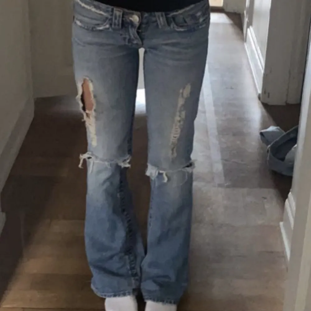 ENDAST Intressekoll på mina absoluta älsklingsjeans som inte kommer till användning längre ❤️ släpper bara för höga pengar, är svåra att få tag i! märket e true religion. Lågmidjade, bootcut, ljus färg, perfekta. Buda! KÖP INTE DIREKT, SKRIV PRIV T MIG!. Jeans & Byxor.