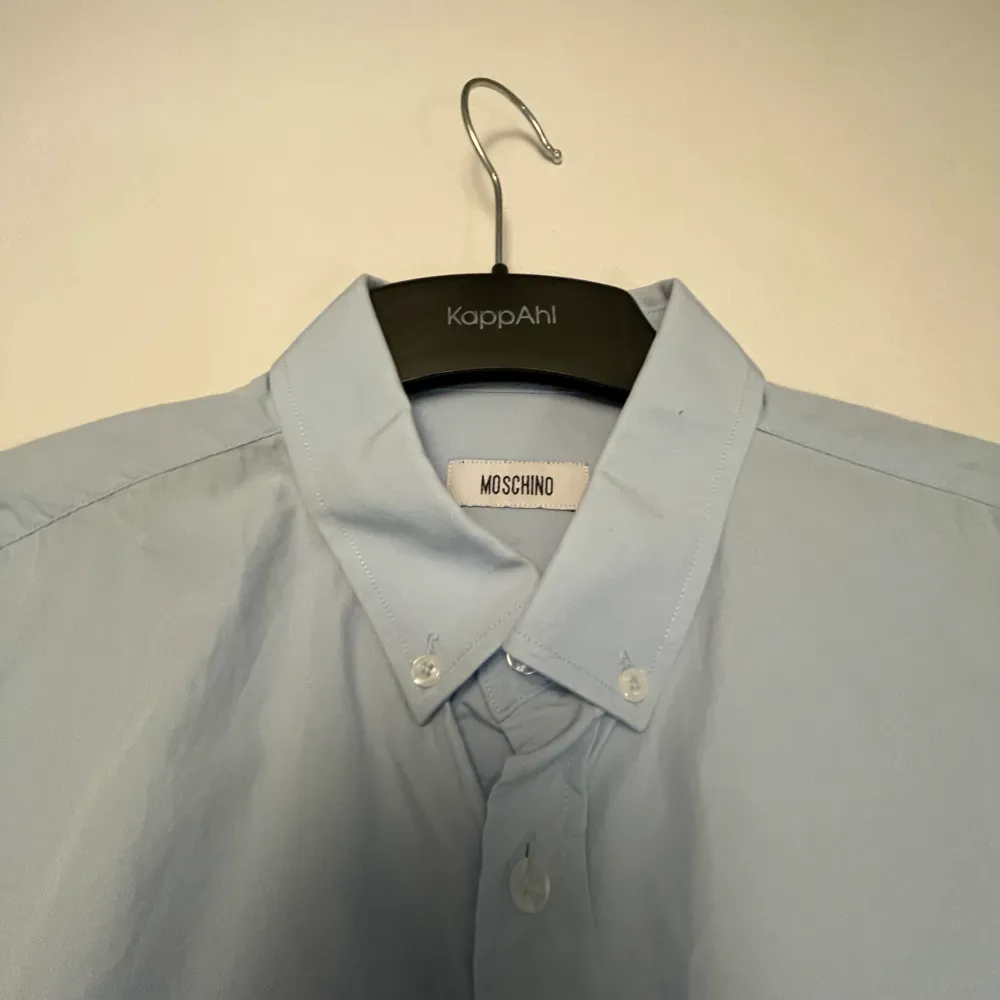 Moschino skjorta använd 1 gång vid ett tillfälle, ny pris 3900. Skjortor.